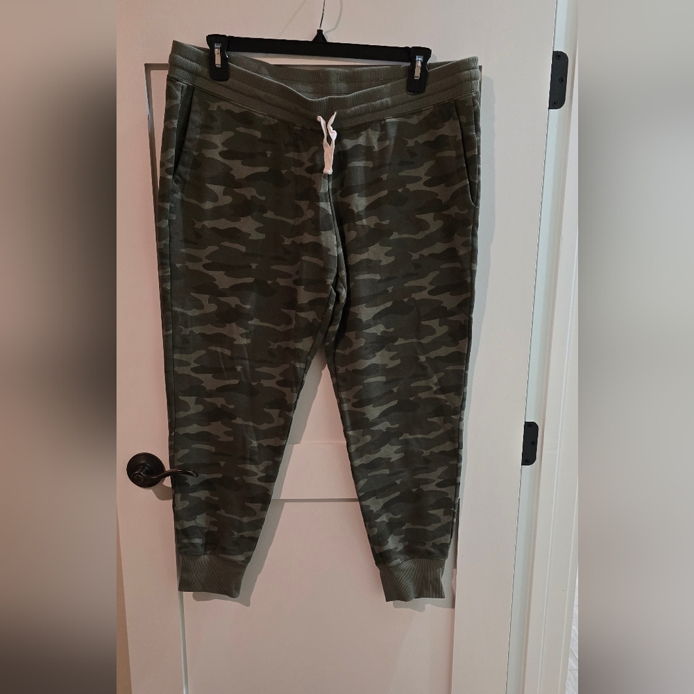 Amazon Essentials Women's Camo Joggers - Olive